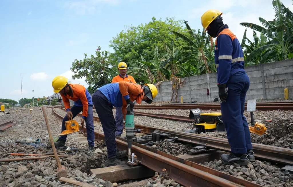 KAI Daop 8 Surabaya Tingkatkan Pengawasan Jalur, Penumpang Diminta Waspadai Cuaca Ekstrem