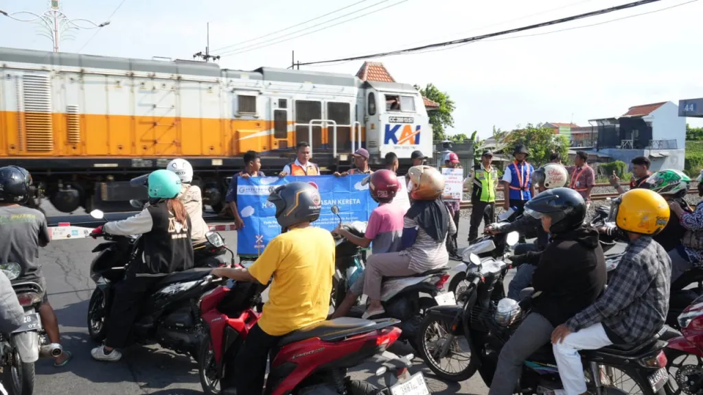 Aksi Heroik di Bangil Viral, KAI Ingatkan Bahaya Beraktivitas di Rel