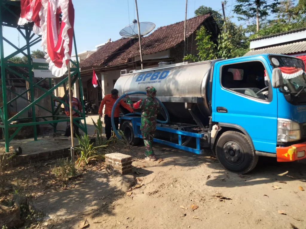 6.000 Liter Air Bersih TNI-BPBD Ringankan Warga Prambon yang Kekurangan Air