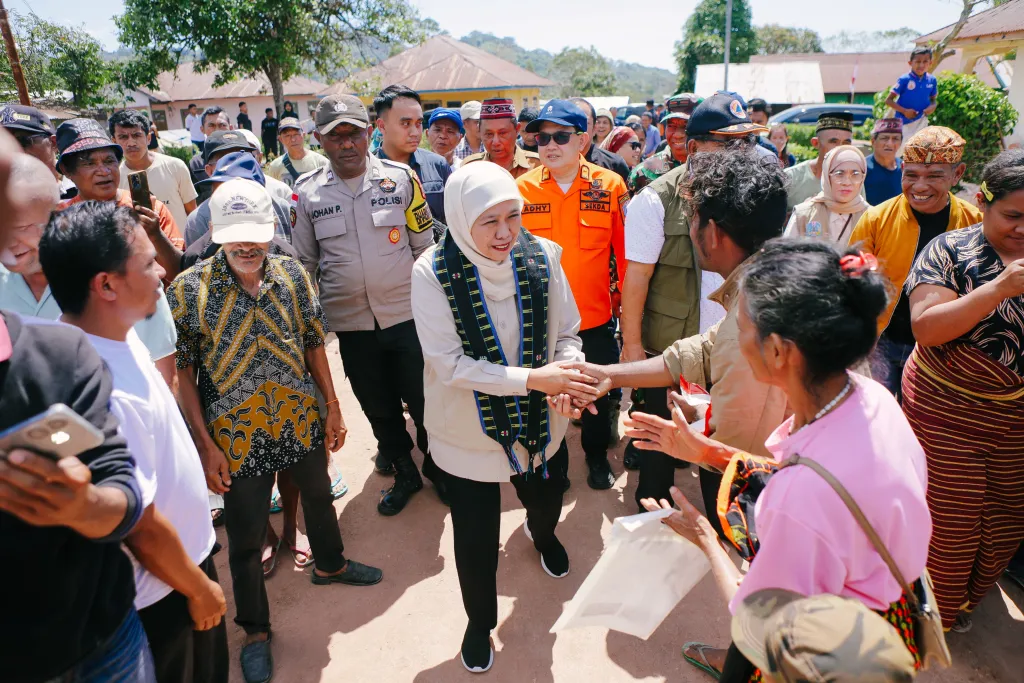 Gubernur Khofifah Main Ular Tangga Bersama Anak-anak Pengungsi Gempa di Manggarai Timur