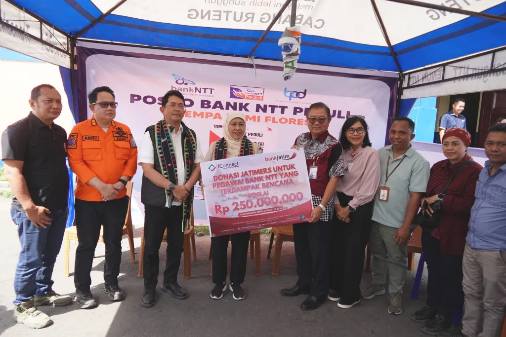 Pemprov Jatim bersama Bank Jatim Salurkan Bantuan Sosial untuk Masyarakat Terdampak Bencana di NTT