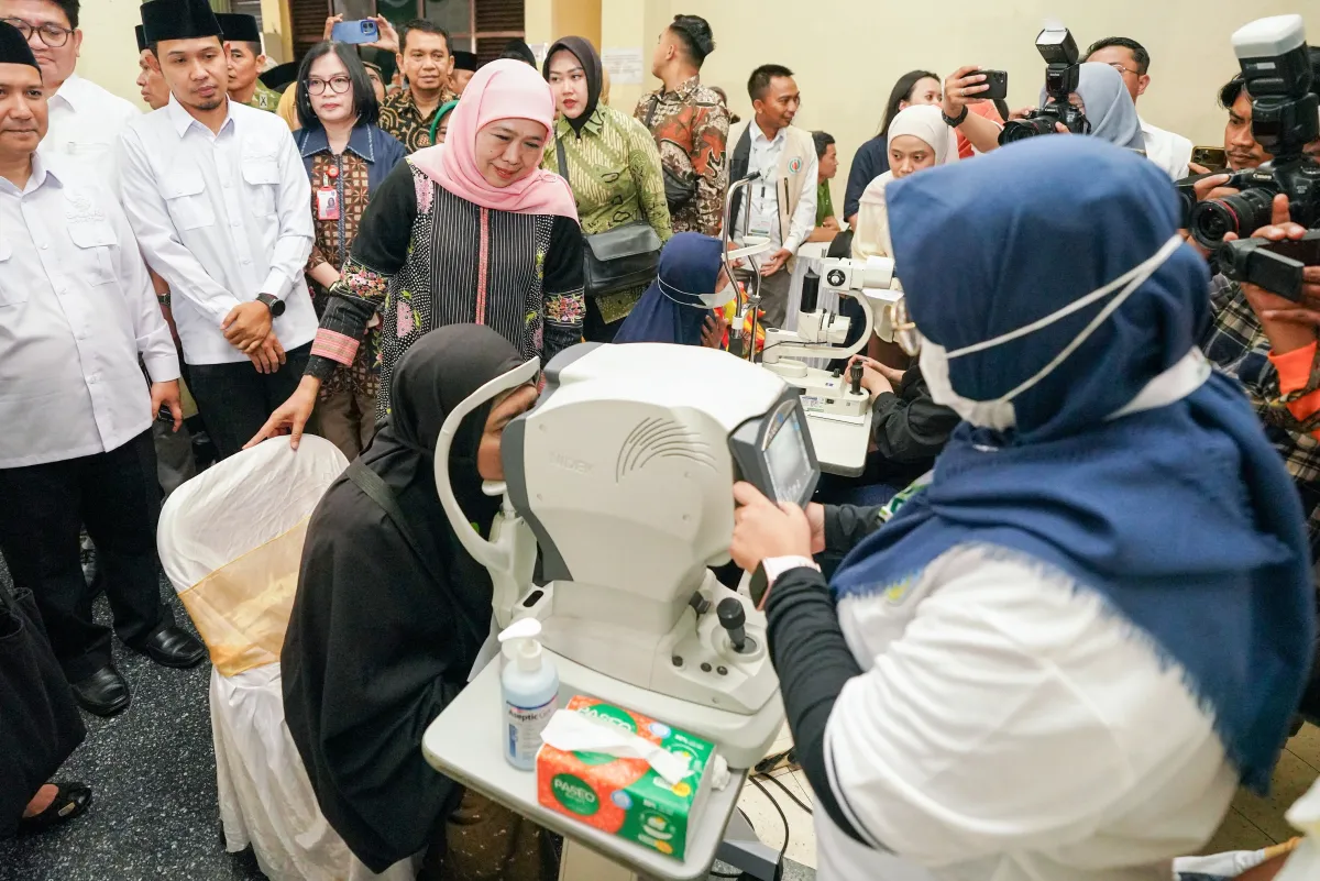 Gubernur Khofifah dan BAZNAS Jatim Bagikan 1.000 Kacamata Gratis untuk Guru PAUD, TK/RA, dan TPQ