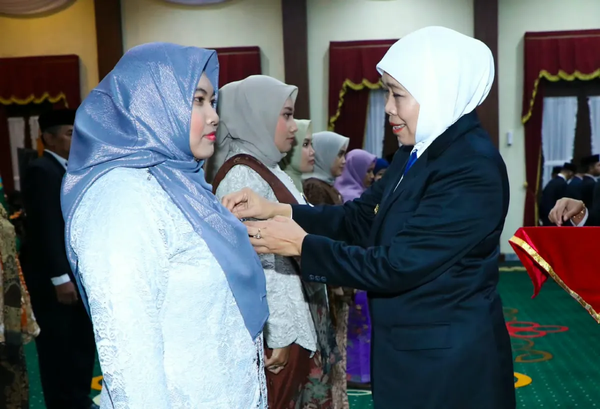 Gubernur Khofifah Sematkan Satyalancana Karya Satya kepada 528 ASN Jatim