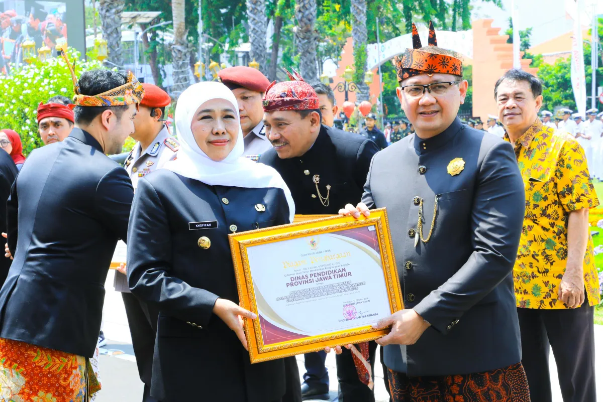 Khofifah Pimpin Upacara Hari Jadi ke-81 Jatim, Paparkan Capaian Nawa Bhakti Satya dan Bagikan Penghargaan