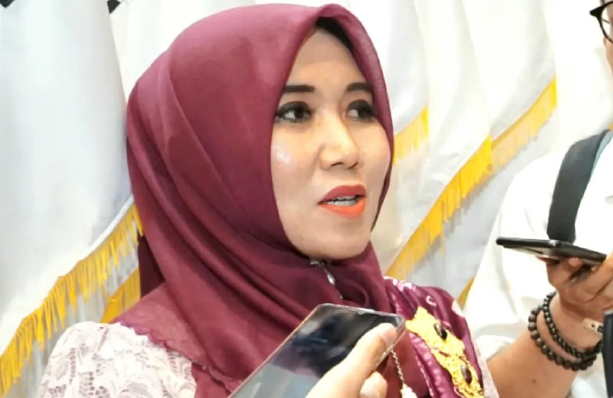 Ning Lia Apresiasi Seniman Lokal Bersama Karya Lukisnya Dipamerkan di DPRD Jatim