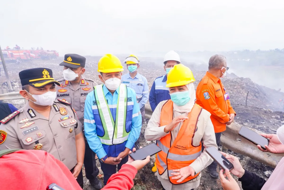 Gubernur Khofifah Kirim Helikopter Water Bombing Padamkan Kebakaran TPA Supit Urang Malang
