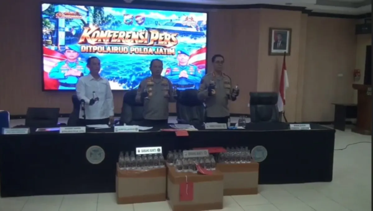 Ditpolairud Polda Jatim Gagalkan Penyelundupan 110 Ribu Botol Miras Ilegal dari Banyuwangi