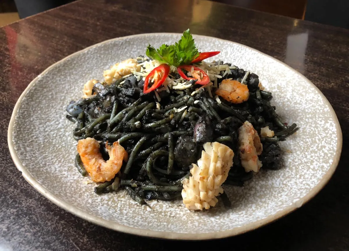 The Alana Surabaya Sajikan Spageti Hitam dengan Cita Rasa Lokal