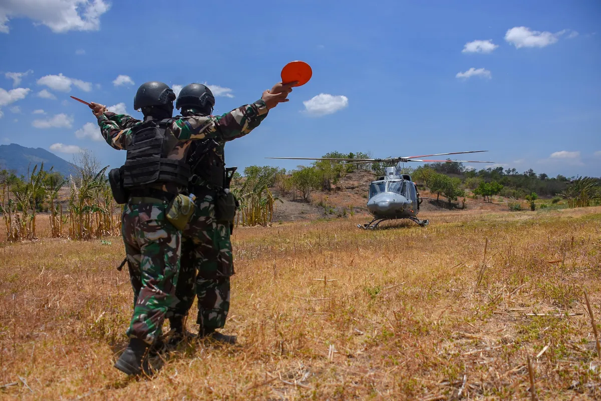 Prajurit Korps Marinir Asah Kemampuan Pandu Helikopter di Latgabma Keris Woomera 2026