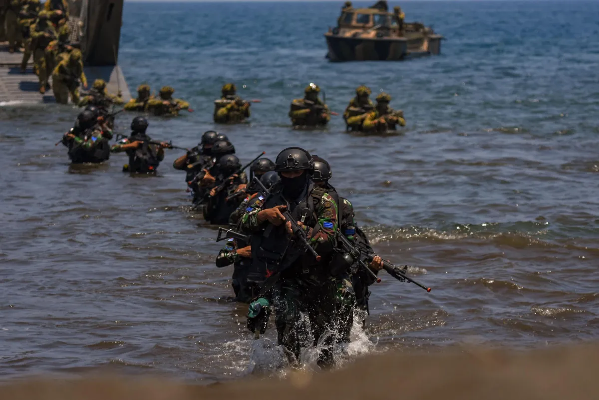 Prajurit Korps Marinir Gempur Pantai Banongan dalam Operasi Amfibi Keris Woomera 2026