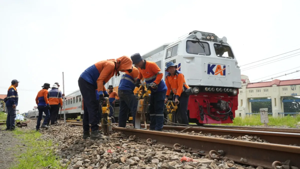 KAI Daop 8 Surabaya Geber Perbaikan Jalur Kereta Jelang Libur Nataru