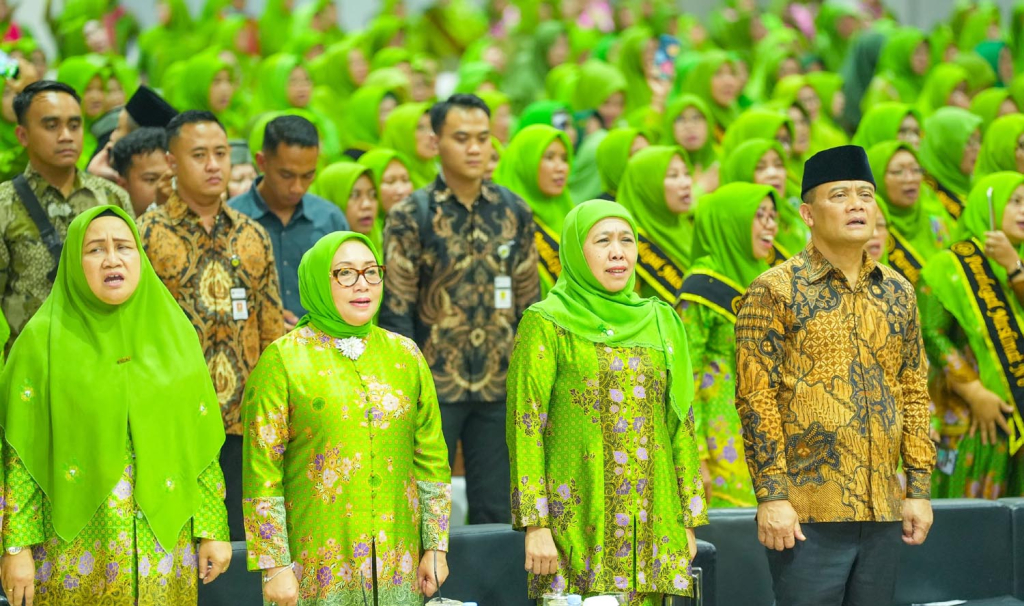 Khofifah Kukuhkan 400 Paralegal Muslimat NU di Jateng