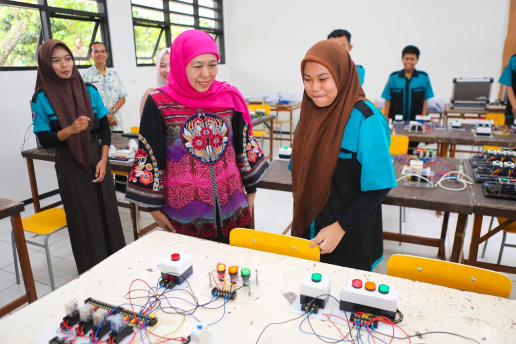 Khofifah: Tren Keterserapan Lulusan SMK Meningkat, 91,46 Persen Bekerja, Melanjutkan dan Wirausaha