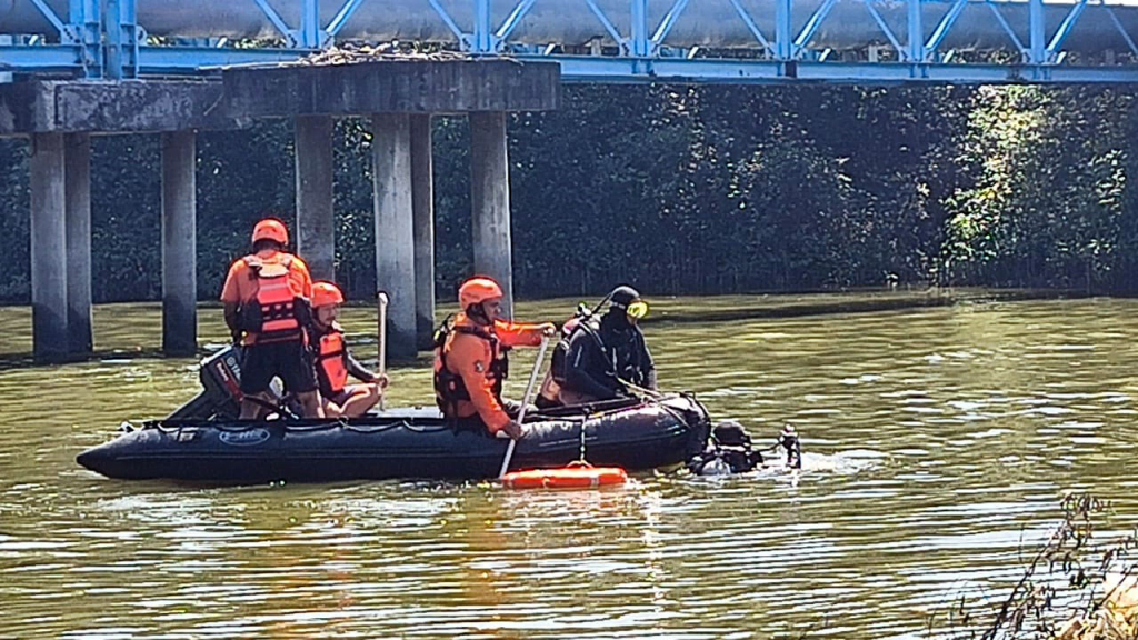 Pemancing Tenggelam di Kali Lamong Gresik, Tim SAR Lanjutkan Pencarian