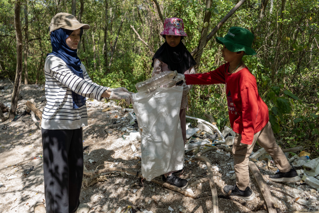 Ecoton Ajak Anak Anak Selamatkan Mangrove Wonorejo dari Lilitan Sampah Plastik 