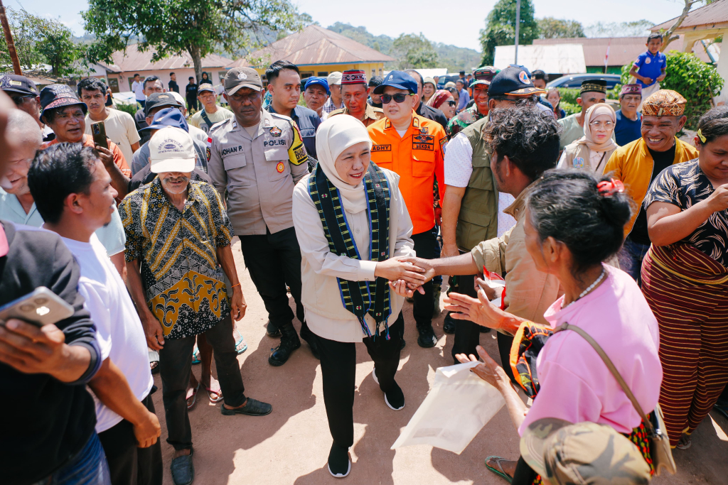 Gubernur Khofifah Main Ular Tangga Bersama Anak-anak Pengungsi Gempa di Manggarai Timur