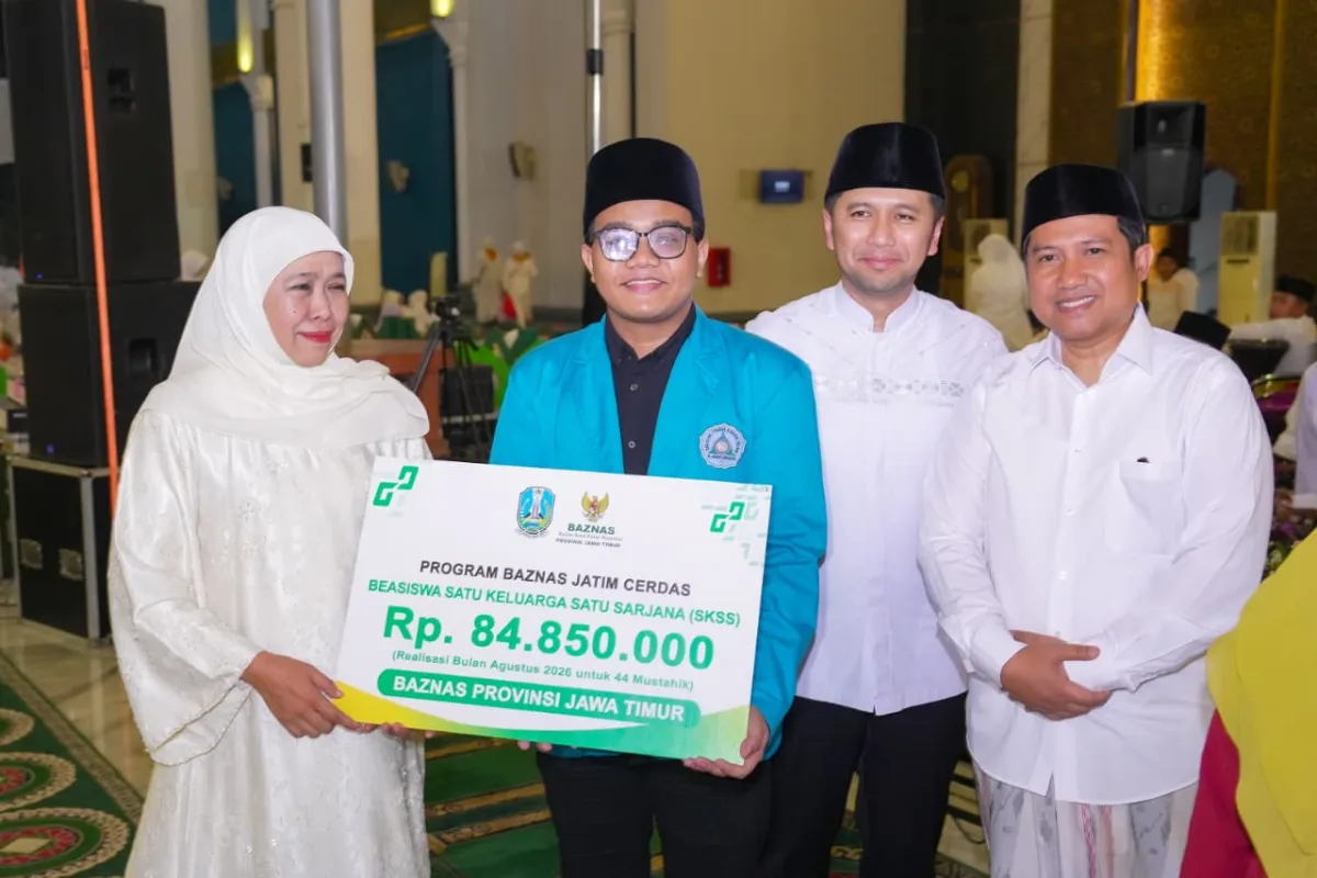 Peringatan Maulid Nabi di Masjid Al-Akbar: Khofifah dan BAZNAS Jatim Salurkan Bantuan Pendidikan dan Modal Usaha