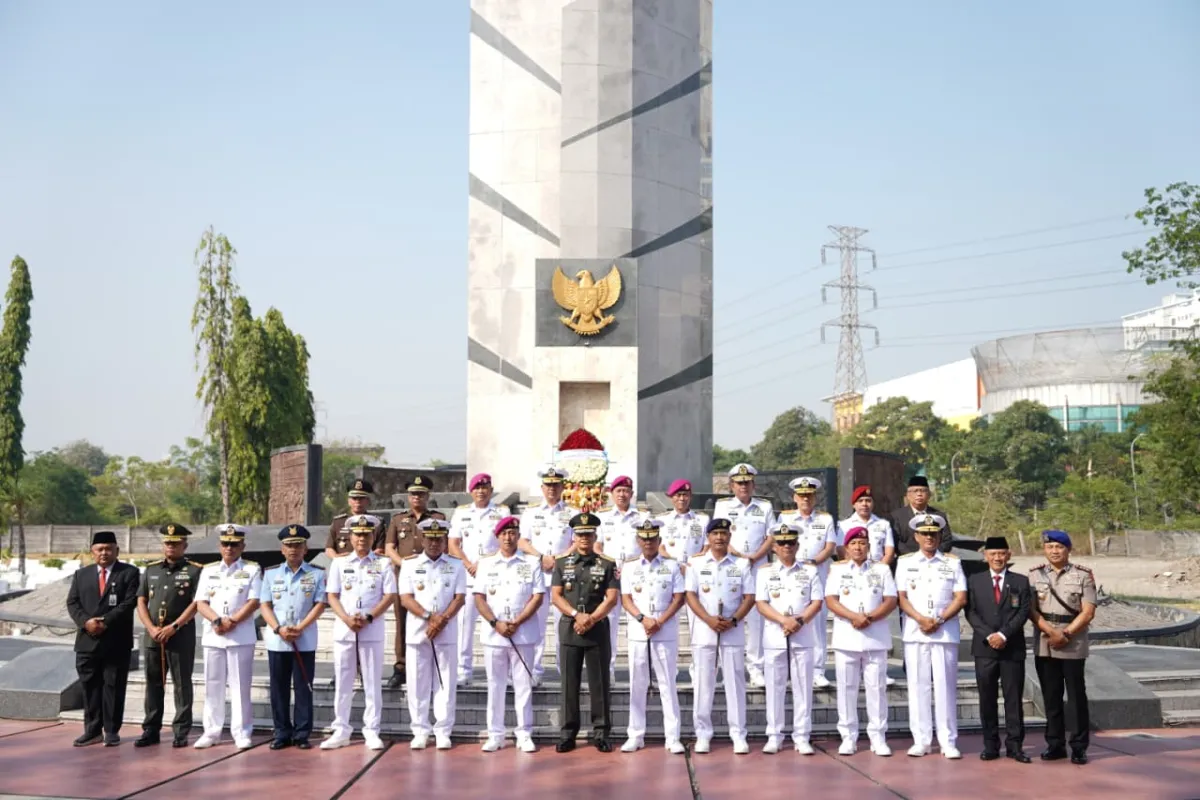 Kasdam V/Brawijaya Hadiri Ziarah Rombongan di Taman Makam Pahlawan (TMP) 10 November Surabaya 