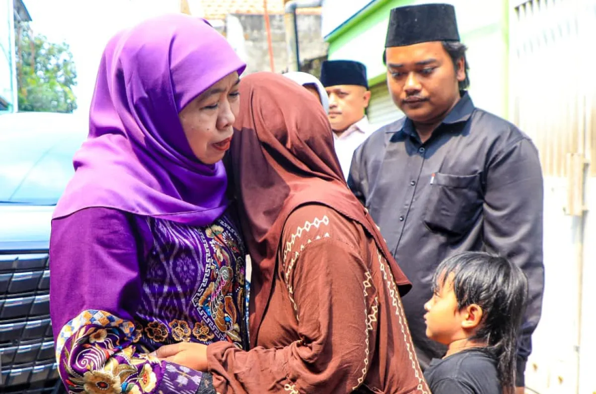 Khofifah Takziah ke Keluarga Korban KM Virgo, Fasilitasi Cucu Almarhum ke Sekolah Rakyat