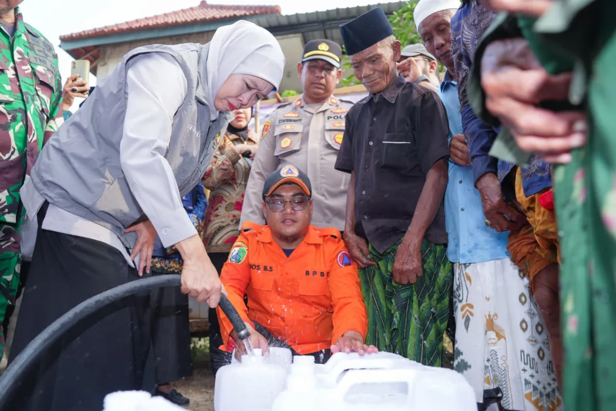 Khofifah Salurkan Air Bersih dan Sembako ke Warga Terdampak Kekeringan di Sampang
