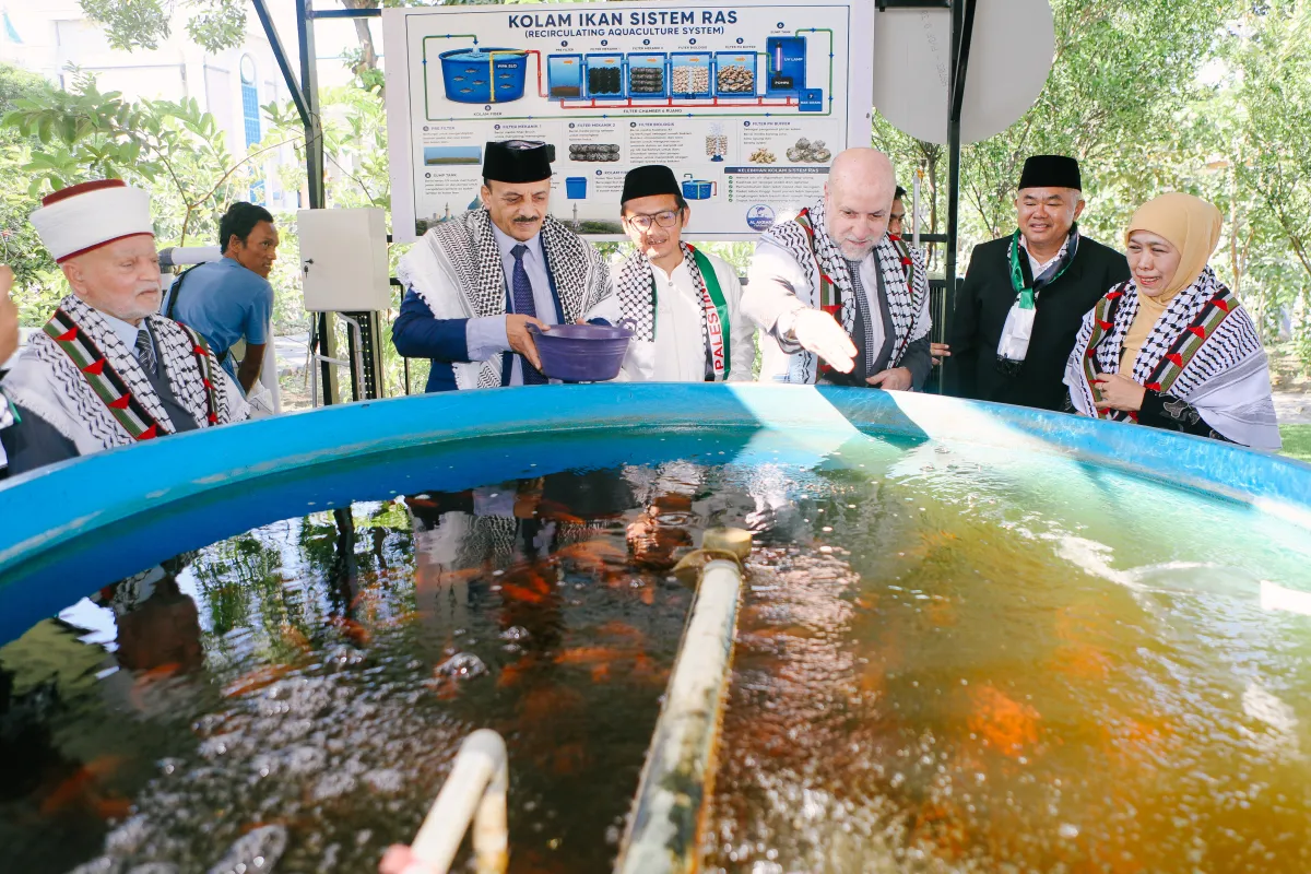 Khofifah Ajak Tokoh Palestina Lihat Inovasi Melon IoT dan Budidaya Ikan dari Air Wudu di Masjid Al-Akbar Surabaya