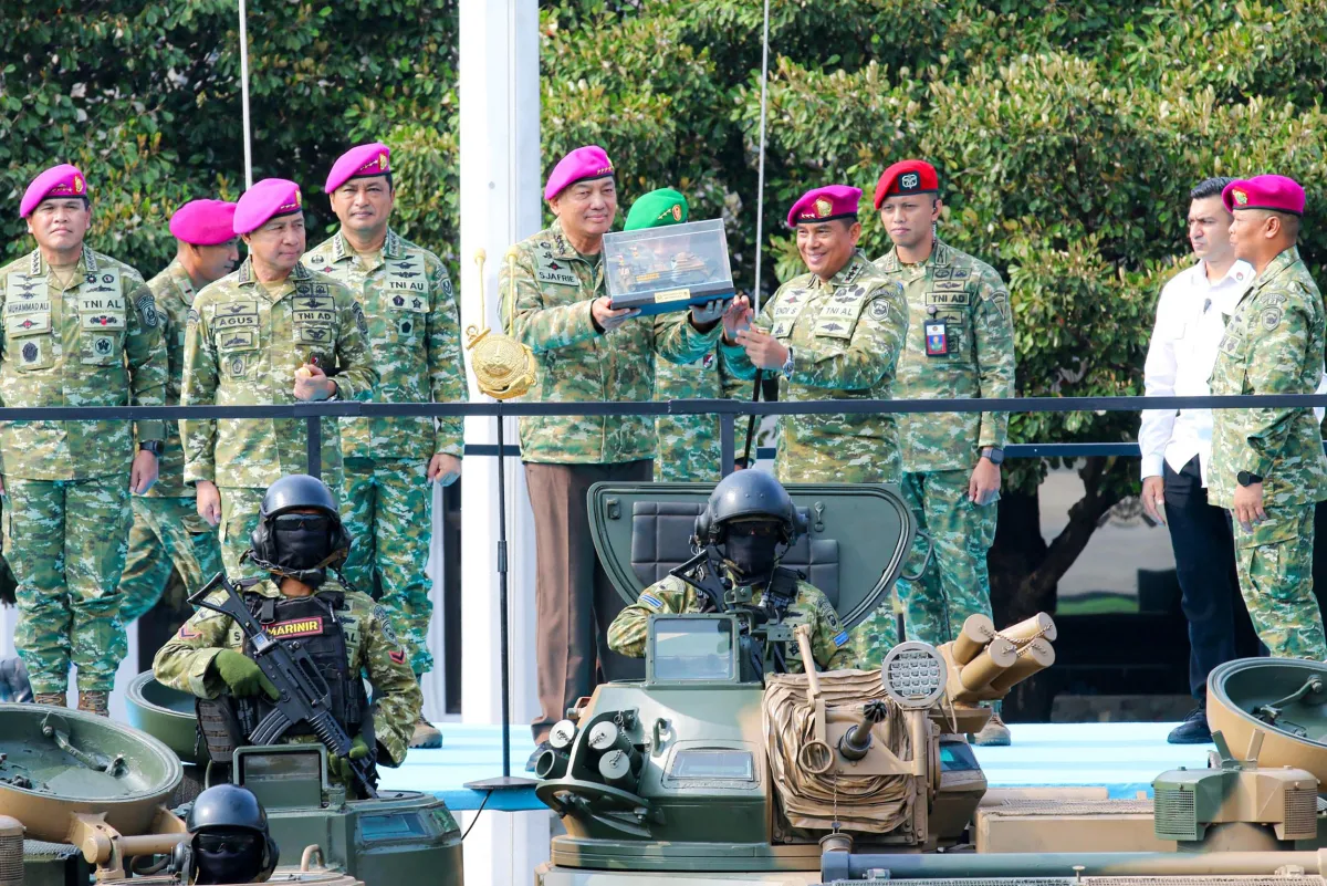 Menhan Serahkan AAV M-35, Mobilitas Tempur Korps Marinir Makin Tangguh