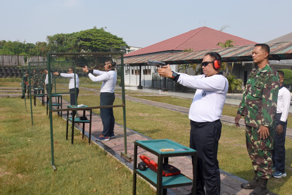 Perwira Brigif 2 Marinir Asah Profesionalisme Lewat Latihan Menembak Pistol