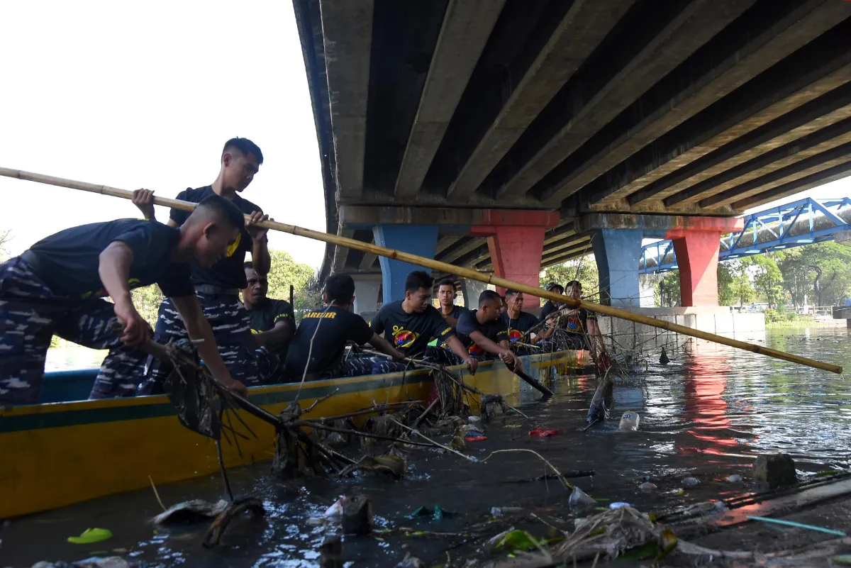 Prajurit Korps Marinir Bersihkan Sungai Rolak Surabaya dalam Gerakan “Aku Cinta Laut”