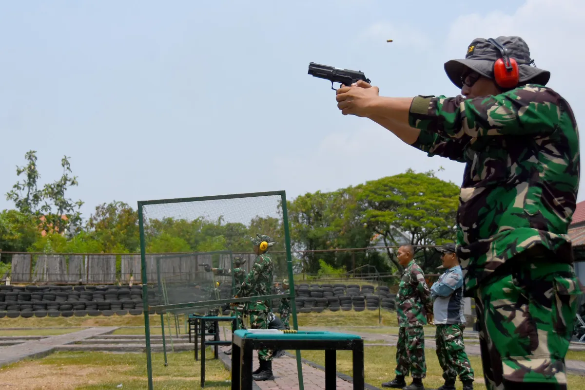 Perwira Brigif 2 Marinir Asah Profesionalisme Lewat Lomba Menembak Pistol