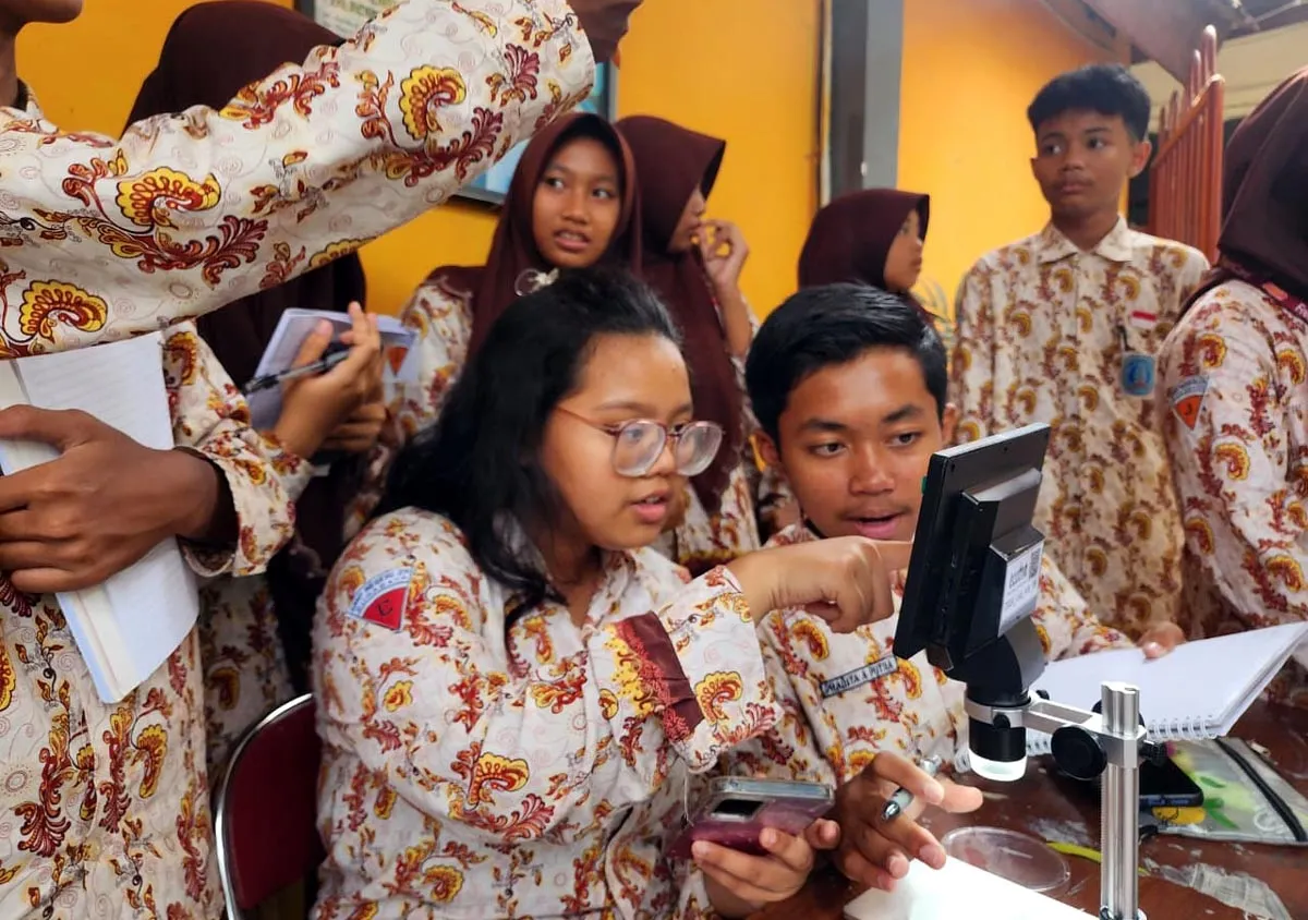 Mikroplastik Ditemukan di Air Keran dan Udara SMPN 25 Surabaya