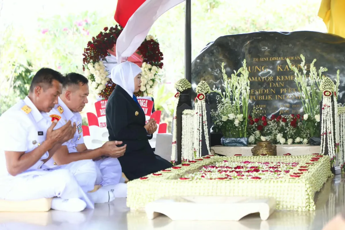 Gubernur Khofifah Ziarah ke Makam Proklamator Bung Karno, Ajak Teladani Semangat Gotong Royong