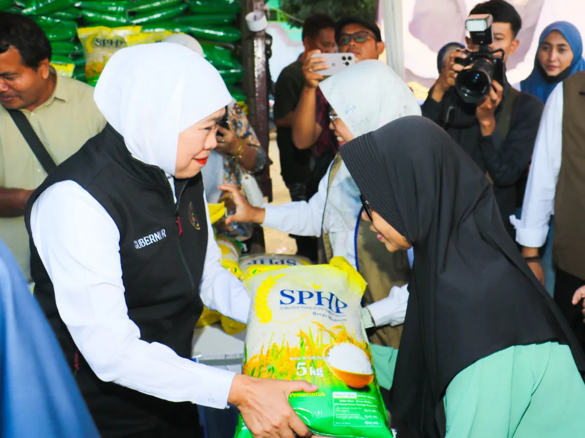 Pasar Murah HUT Jatim ke-81: Khofifah Bagikan Bantuan Pangan dan Hadiah di Mojokerto serta Blitar