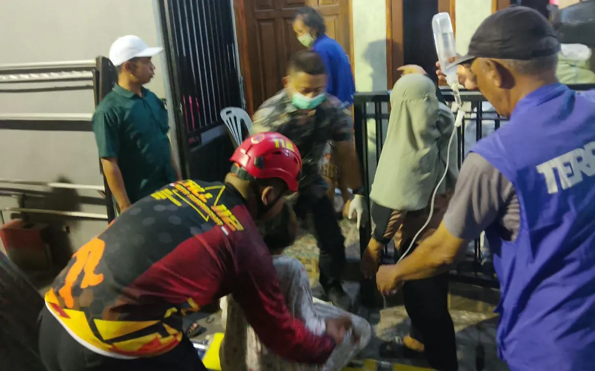Ada Laporan Lansia Sakit, RT dan KSH Rungkut Tengah Bergerak Cepat Antar ke Rumah Sakit