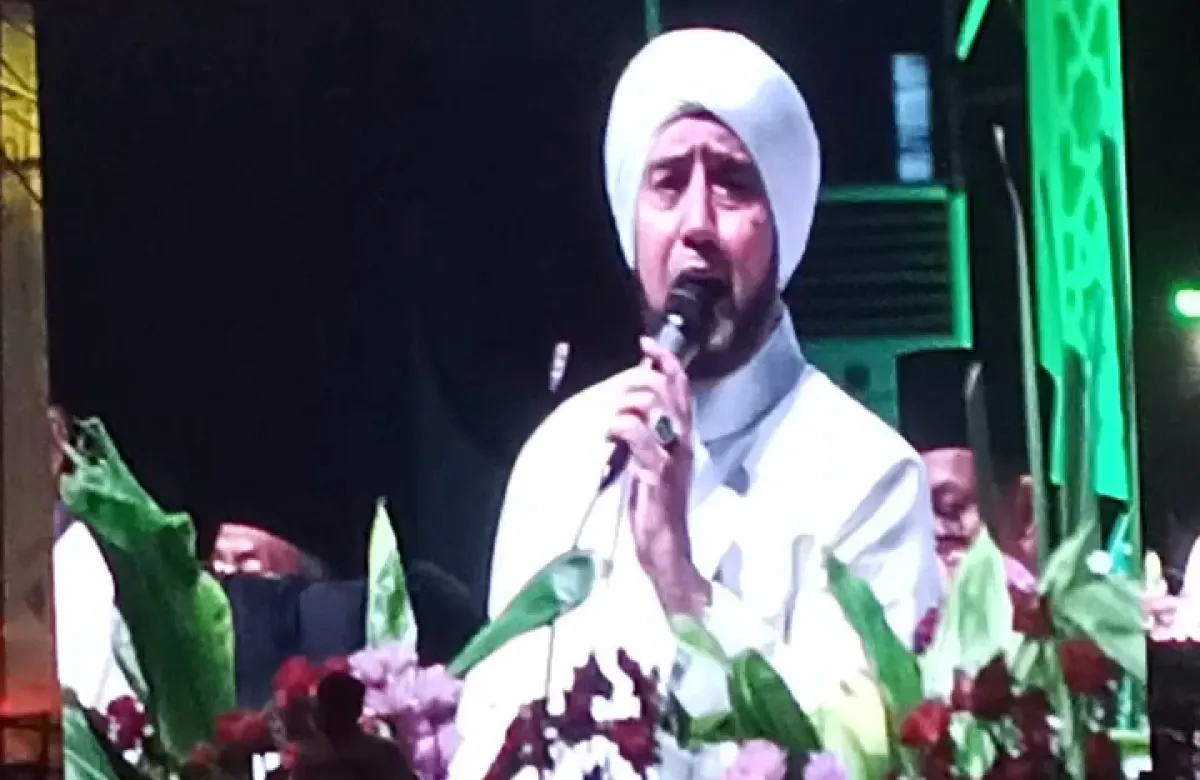 Gubernur Khofifah Ajak Ribuan Jemaah Doakan Jatim Aman Penuh Keberkahan di Acara Bersholawat