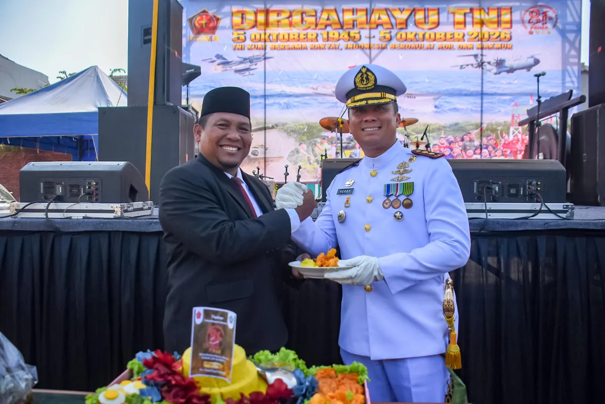 Wadan Brigif 2 Marinir Terima Tumpeng HUT TNI ke-81 di Sidoarjo