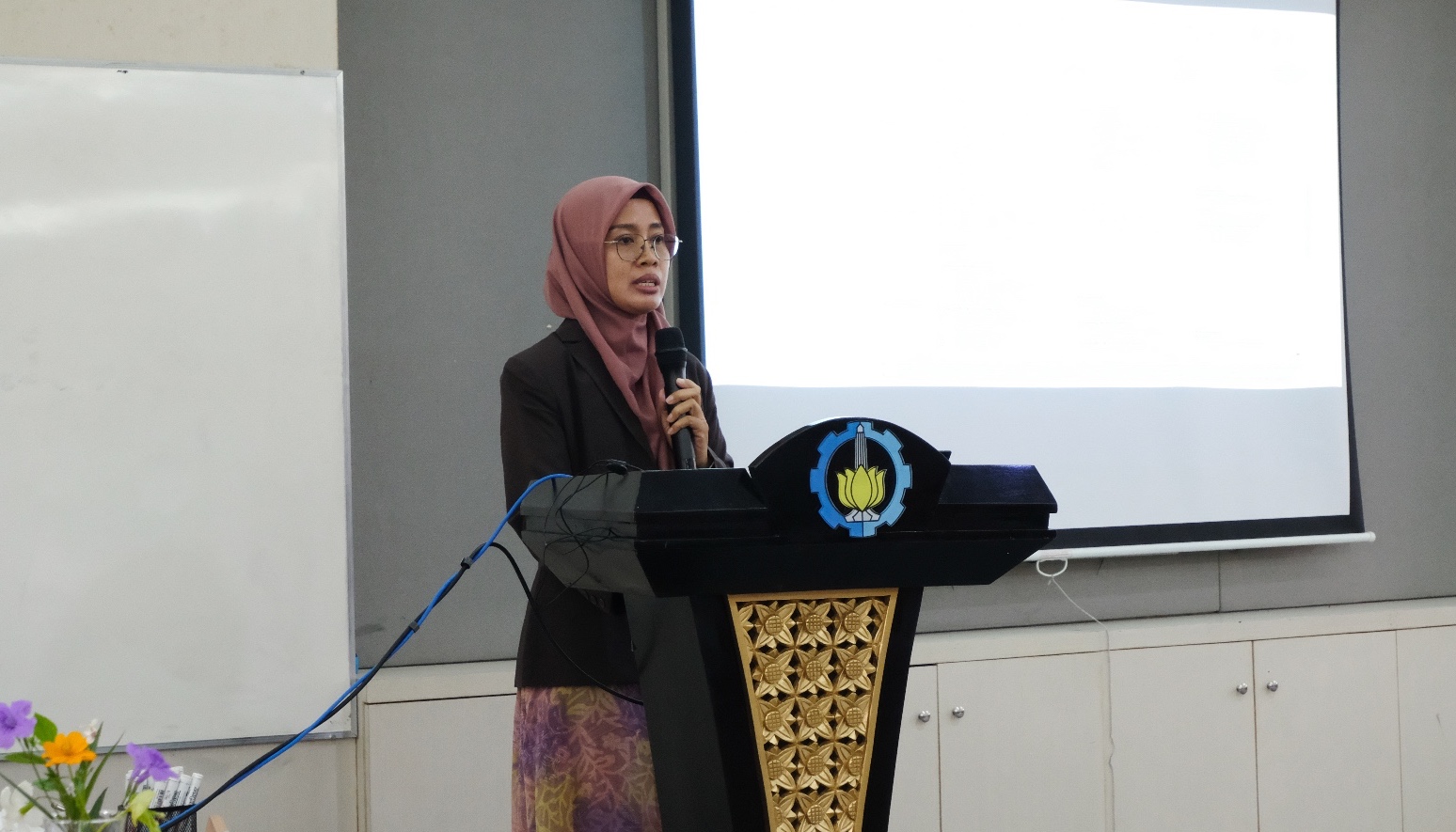 Dr Tining Haryanti SKom MM MKom, lulusan program studi doktoral Departemen Sistem Informasi ITS (Foto: IN/ist)