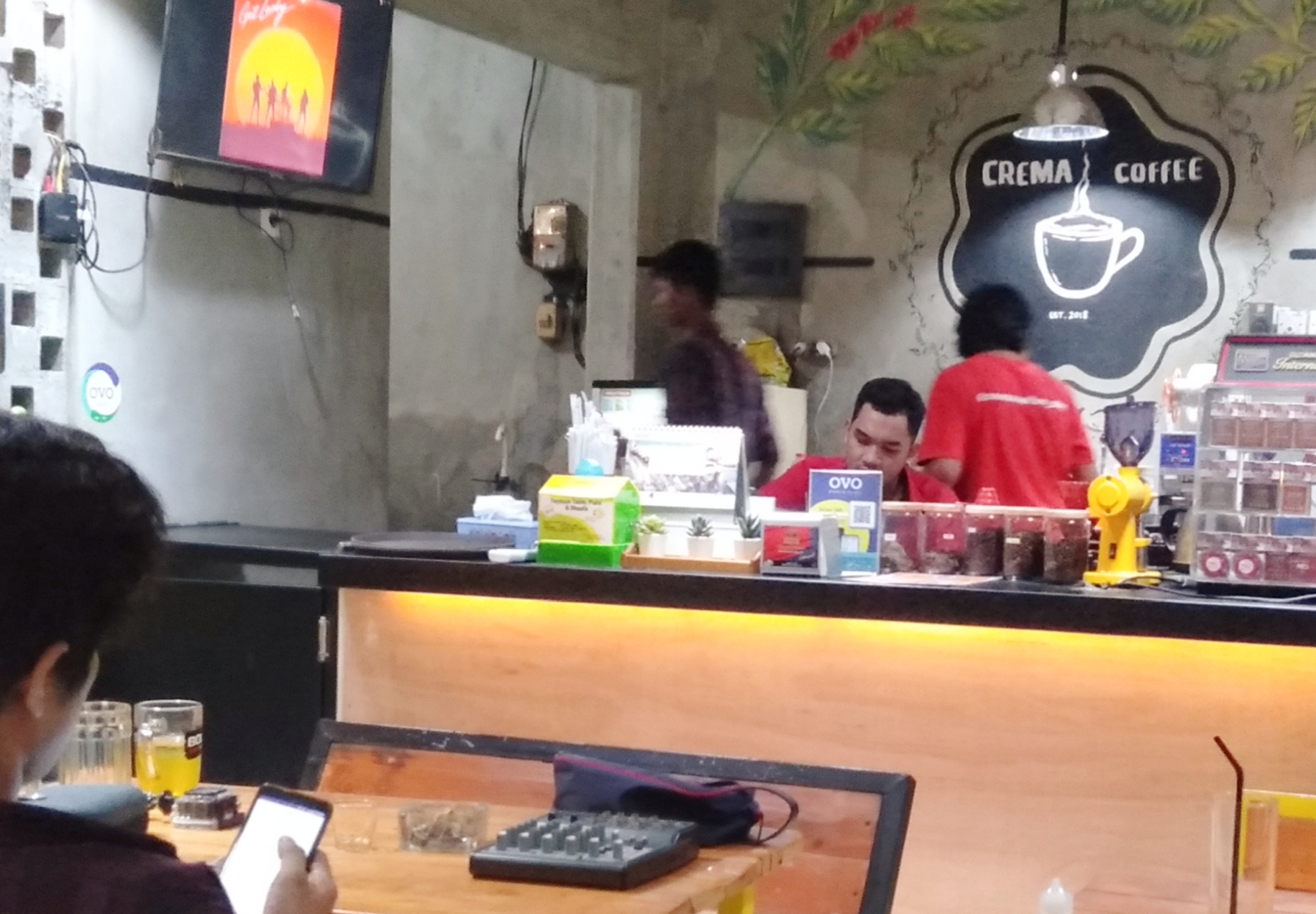 Sruput Kopinya, Nikmati Musiknya di Crema Coffee Jagir Surabaya