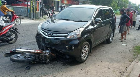 Mobil Dinas Pejabat BPSDA Bengawan Solo Tabrakan di Magetan