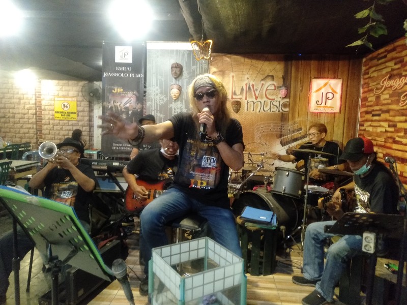 Dihibur Lagu Oldiest JP Band di Tempat Nyaman, Kedai Jenggolo Puro